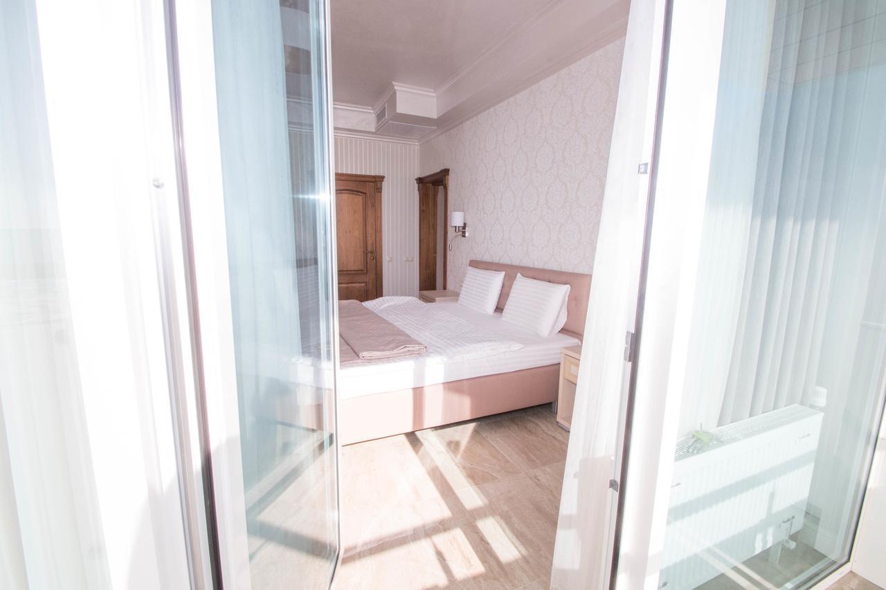 Hotel Cheluskintsev Gagra Exterior photo