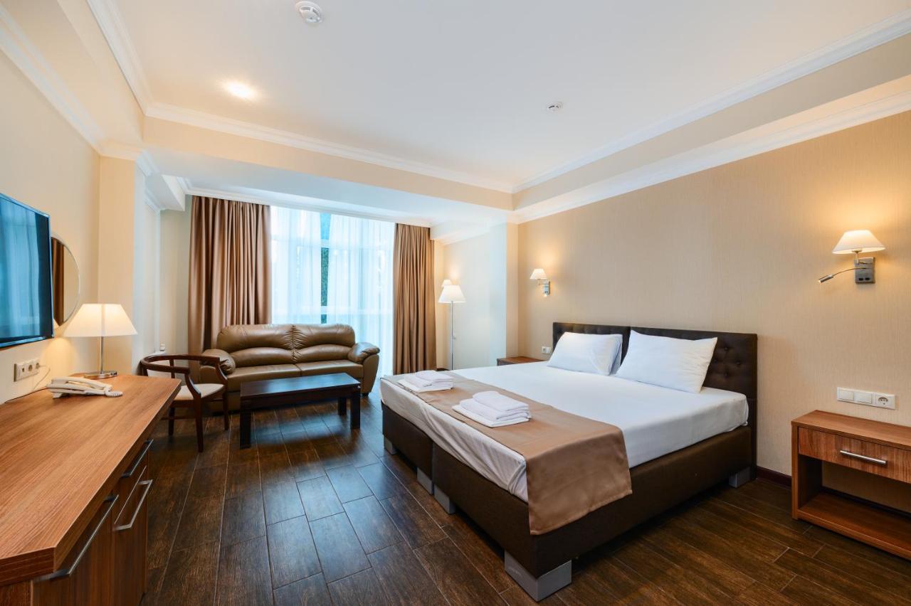 Hotel Cheluskintsev Gagra Exterior photo