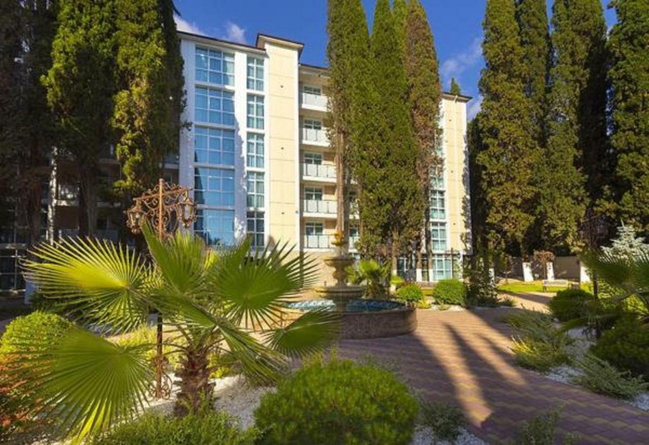 Hotel Cheluskintsev Gagra Exterior photo
