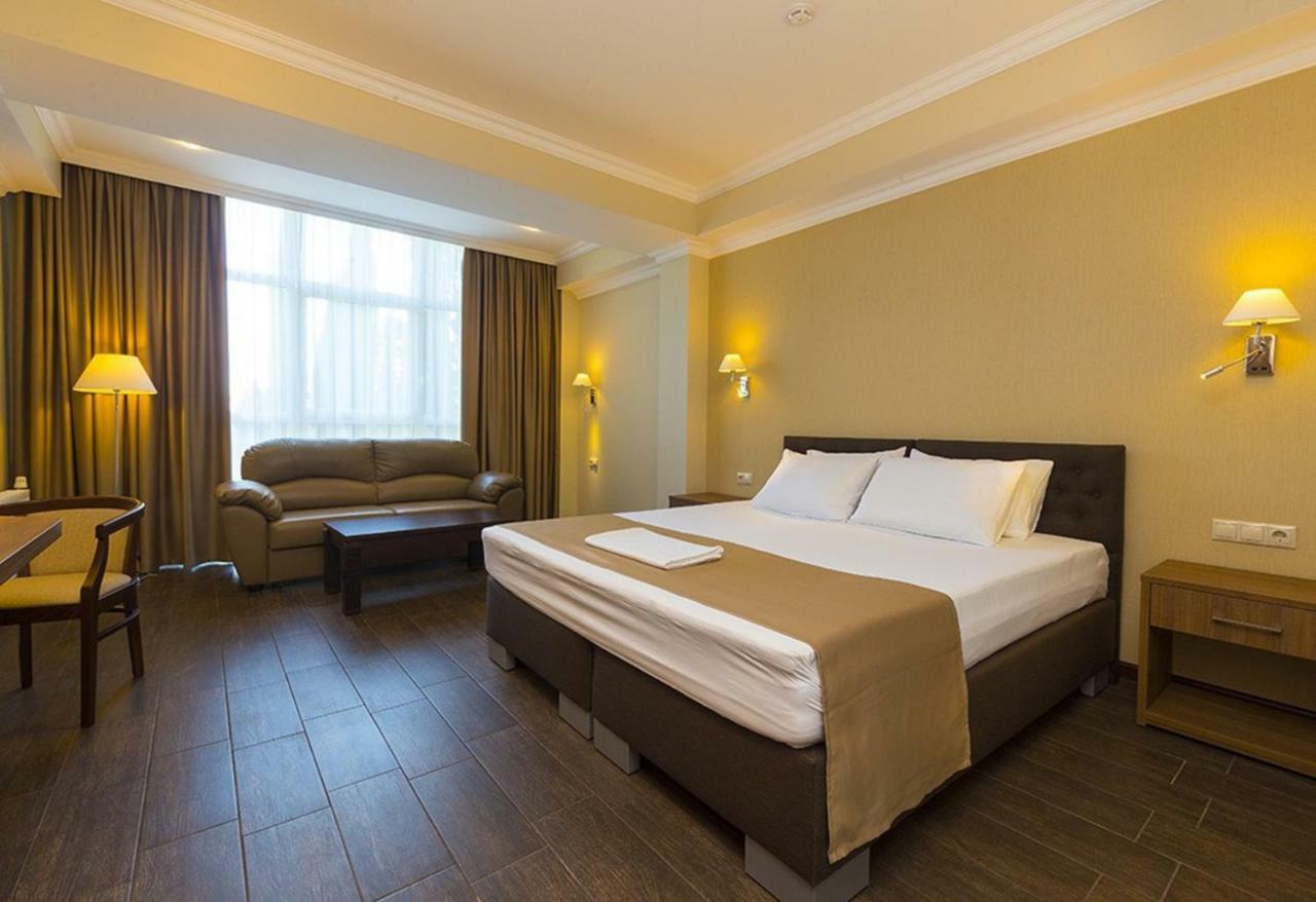 Hotel Cheluskintsev Gagra Exterior photo